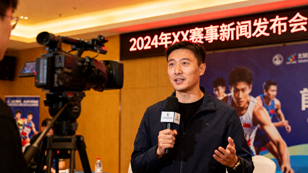 体育新闻发布现场记者正在进行赛事报道